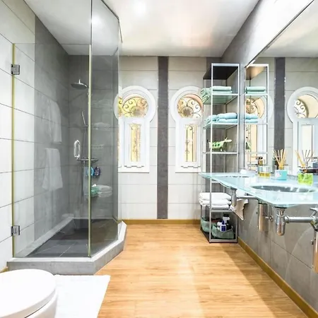 Villa Will Fall In With Beautiful House