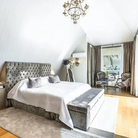 Villa Will Fall In With Beautiful House *