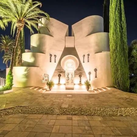 Villa Will Fall In With Beautiful House
